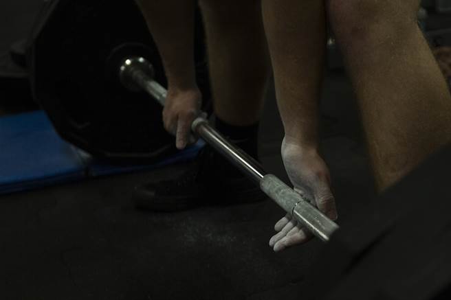 莫威-特雷纳以有史以来最年长的女子健力选手，载入2022金氏世界纪录。图为健力比赛选手用正反握握住杠铃(图/DVIDS)