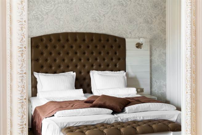 饭店床铺上那条长长的「床尾巾」到底有甚么作用？日本人揭真实功能让网友惊讶，直呼：会有罪恶感。(示意图/达志影像)