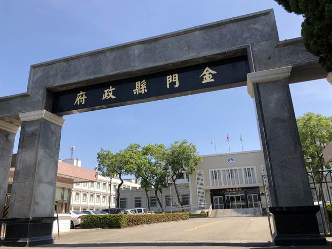 金门县府敲定每位县民普发纾困现金5000元＋振兴券3000元，预估需11亿余元预算。目前纾困方案仍在审慎研议中。（李金生摄）