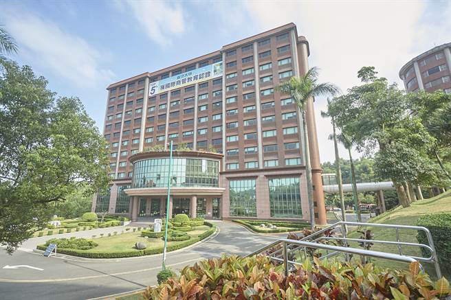 義守大學教學品質獲肯定，管理學院、國際學院、觀光餐旅學院通過「國際商管教育持續精進CIR認證」。 （義守大學提供／林雅惠高雄傳真）