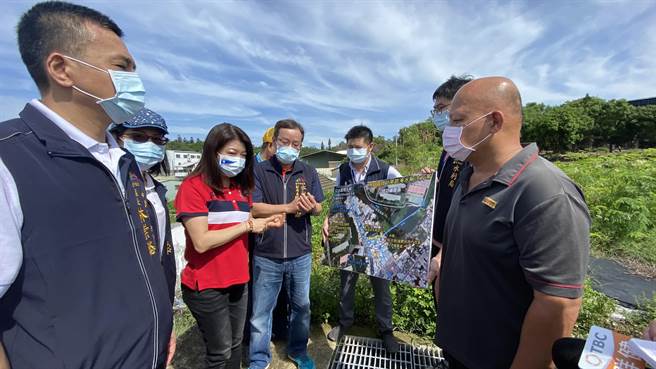 中市乌日区成功东路社区近来逢雨必淹，40多户民宅苦不堪言，市议员吴琼华邀集相关单位会勘解决水患。（陈淑芬摄）