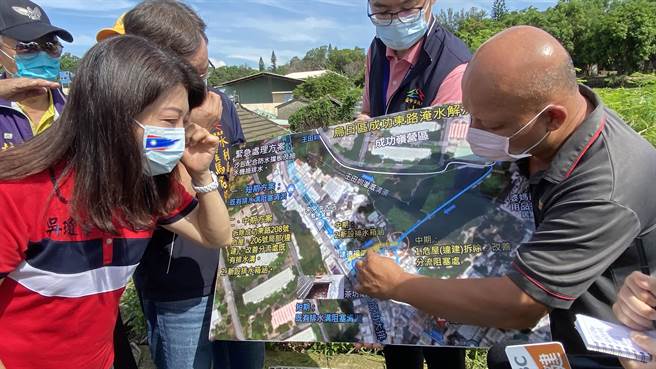 中市乌日区成功东路社区近来逢雨必淹，40多户民宅苦不堪言，市议员吴琼华（左1）邀集相关单位会勘解决水患。（陈淑芬摄）