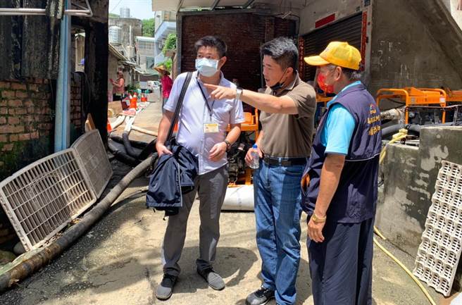 中市乌日区成功东路社区40多户民宅近来逢雨必淹，前立委顏宽恒（中）邀集相关单位会勘解决水患。（陈淑芬摄）