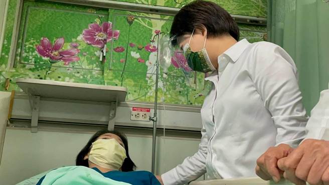 台中市林姓女子今天駕駛自小客車，在行經大里區文心南路段，疑因連日大雨造成道路基掏空，導致車輛行經時突然塌陷約1公尺深，整輛車半截卡在洞內，事故造成林女多處受傷，所幸經送醫後無生命危險。台中市長盧秀燕11日下午，趕赴醫院探視，親自跟傷者鞠躬致歉，並強調定會追查原因，若有相關人員失職，會依法追究責任。(圖/翻攝自 盧秀燕臉書)