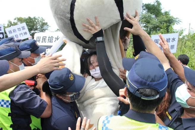 位在花坛的台湾民俗村基地，业者申请产业发展园区，11日县府进行第一阶段环评现勘，环团扮南路鹰前往前往递交陈情书，遭警方阻挡入场参与现勘，引爆衝突。（彰化环保联盟提供／吴敏菁彰化传真）