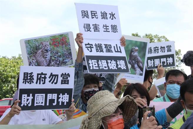 位在花坛的台湾民俗村基地，业者申请产业发展园区，11日县府进行第一阶段环评现勘，环团扮南路鹰前往前往递交陈情书，遭警方阻挡入场参与现勘，引爆衝突。（彰化环保联盟提供／吴敏菁彰化传真）