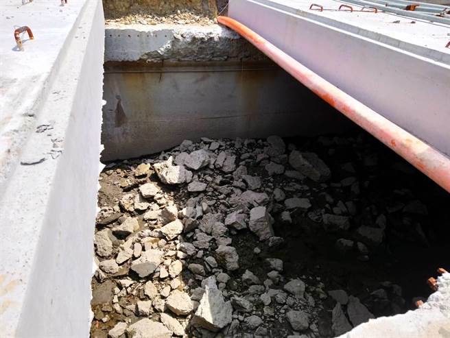 汙泥及水泥塊清除就覆蓋頂板，居民質疑會造成阻塞。（陳淑娥攝）