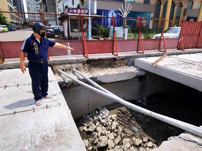 當地頂寮里長鐘金水要求市府重視改善。（陳淑娥攝）
