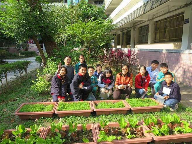 北市環保局將回收的堆肥廚餘經破碎脫水後，委託給肥料廠商再利用，製作成機質肥料，提供部分回饋，即日起在「田園銀行網路平台」上開放線上申請。（北市環保局提供／張穎齊台北傳真）