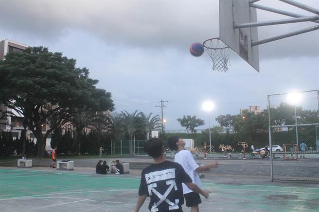 桃园市政府体育局9日指出10日至23日止篮球场仍暂停开放，但记者于11日下午于桃园某公园直击篮框已完全装回，且现场已有10多名民眾在球场间穿梭热血开打，甚至未戴罩运动，引起路过民眾质疑桃园篮球场是否提前开放。（萧灵玺摄）