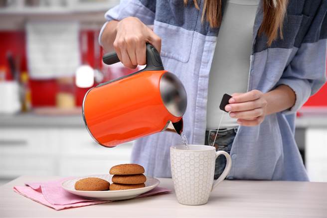 1名网友日前使用热水壶泡茶，喝起来却有股莫名酸味，他原本怀疑是茶包坏掉或工厂误装成柠檬茶，一问之下才发现是父亲正在用「柠檬酸」清洗热水壶。（示意图/Shutterstock提供）