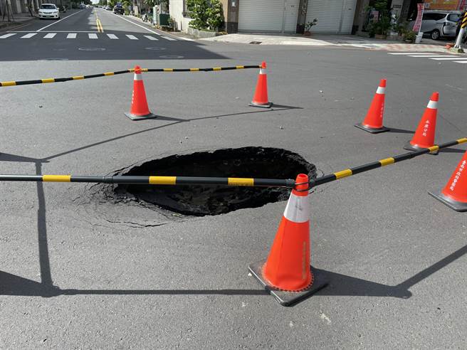 永康区东桥二街与东桥五路口惊现一处长约2.5公尺、深约1公尺的坑洞。(读者提供／曹婷婷台南传真)