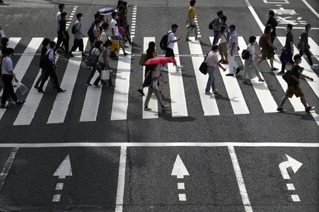 东京都重症患者总数增至197人创歷史新高，重症病床使用率已来到50.3%。图为东京街头。（图／美联社）