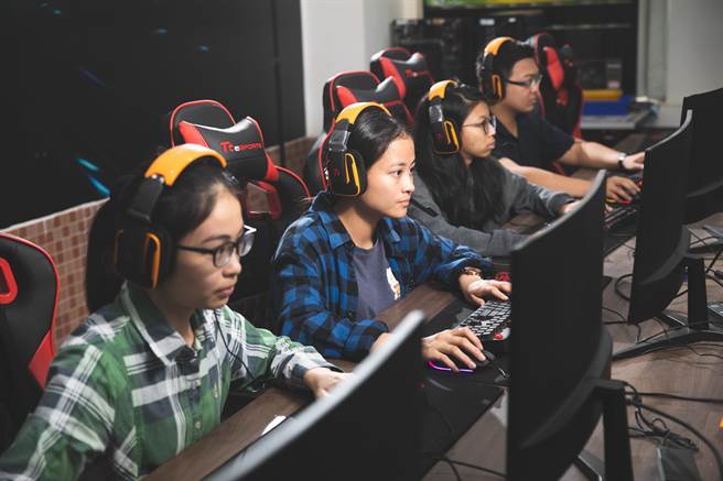 金大提供学生多元课程，教学设备新颖充实。（金大提供）