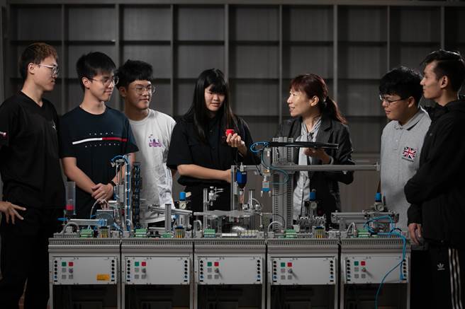 金大提供学生多元课程，教学设备新颖充实。（金大提供）