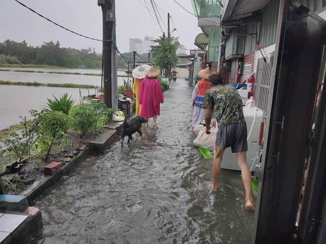 桃园市八德区侨兴新村因地势低洼，加上早期为农地现改为重画区，每逢大雨必淹水。（桃园市水务局提供／陈梦茹桃园传真）