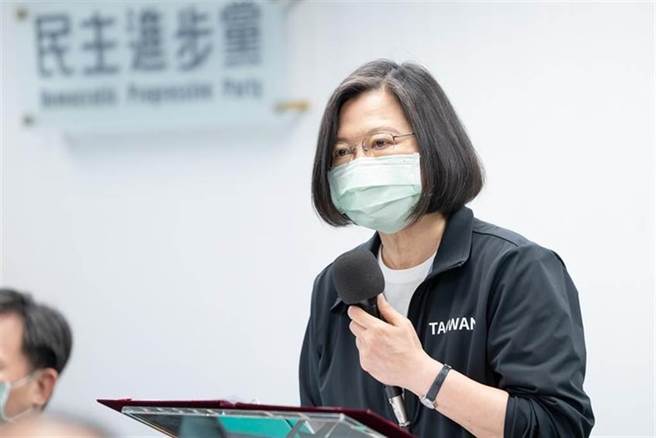 台北市議員羅智強，批總統蔡英文(見圖)護航高端疫苗。(圖/本報資料照)