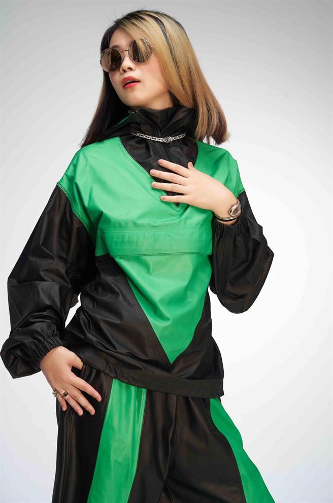 ?te坏特以BVLGARI B.zero1系列玫瑰金哑光黑陶瓷双环戒指5万1700元、Design Legend 设计传奇系列白K金镶钻戒指14万8800元、Rock Chain系列白K金钻石颈炼169万9000元、Serpenti Tubogas 单圈螺旋腕表30万7600元、Serpenti圆形金属太阳眼镜2万3100元，搭配Bottega Veneta个性十足。（服装/Bottega Veneta、摄影/JOJ PHOTO）