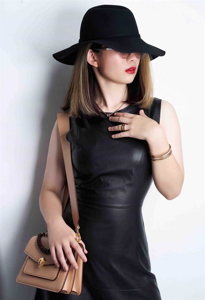 ?te坏特以BVLGARI B.zero1 Rock系列玫瑰金黑陶瓷双环戒指6万9000元、Design Legend 设计传奇系列玫瑰金四环戒指7万9100元、Rock Chain系列玫瑰金黑陶瓷颈炼21万5000元、Design Legend系列玫瑰金镶钻手环81万5000元、Serpenti Back to Scale椭圆形金属太阳眼镜1万5800元、Serpenti Forever Maxi Chain焦糖拓帕石色小羊皮肩背包8万7800元，搭配Loewe裙装展现神秘气质女伶的样貌。（服装/Loewe、摄影/JOJ PHOTO）