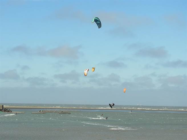 风筝衝浪列2024奥运项目，云林县政府规画在四湖乡三条崙海水浴场举办首届公开赛。（本报资料照片）