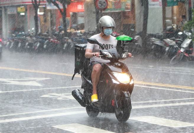「奥麦斯」颱风恐生成，中央气象局表示，中南部地区周五起雨势较大，北部及各地山区午后仍有剧烈天气。(陈信翰摄)