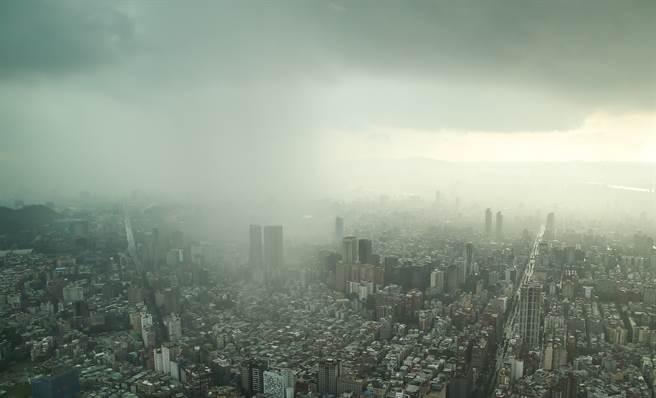 台北天空破大洞！午后大雷雨市区上空现雨瀑惊人照片曝光- 生活- 中时新闻网