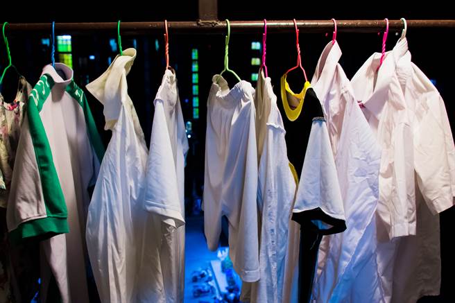 農曆七月流傳不少禁忌，其中就不建議在鬼門開的夜晚曬衣服，避免招陰。(示意圖/Shutterstock)