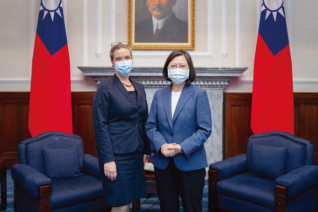總統蔡英文（圖右）接見AIT第一位女性台北辦事處處長孫曉雅。圖／總統府提供