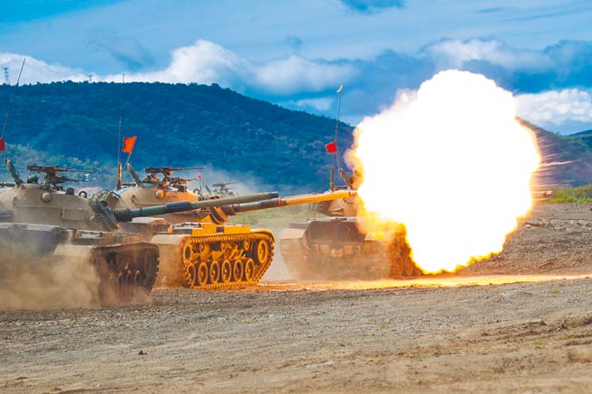 原訂今年7月舉行的「漢光37號」實兵演習，調整於9月13日至17日實施。圖為「漢光35號演習」聯合灘岸殲敵作戰實彈射擊，展現國軍戰備訓練成效。（軍聞社）