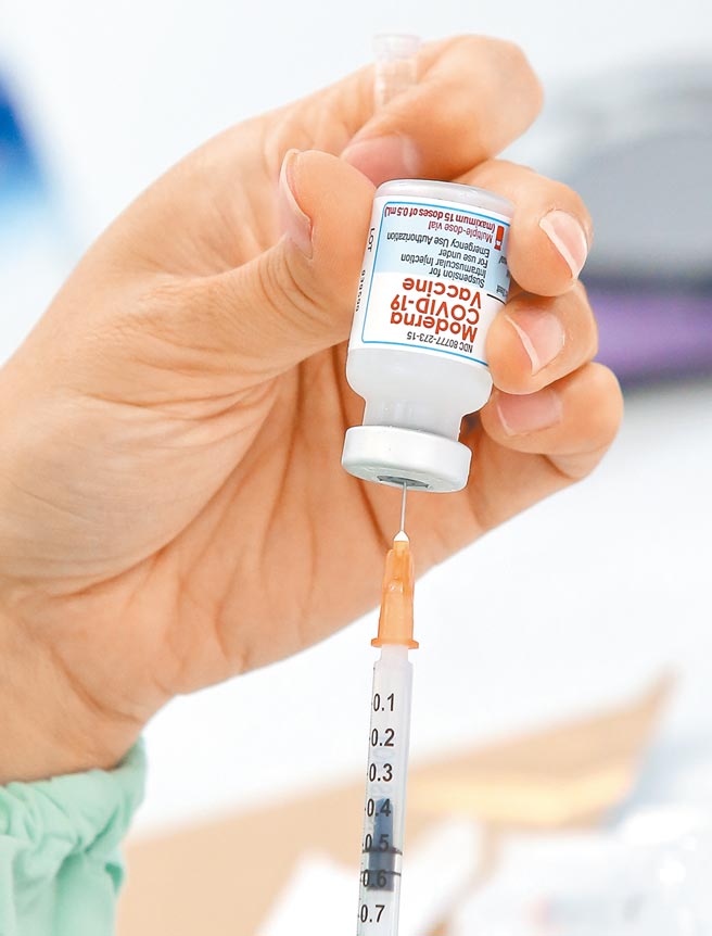 台北市开放70岁以上长者及55岁以上原住民第五波疫苗施打，8日国立臺湾科学教育馆，新光医院医护人员细心分装莫德纳疫苗。（陈俊吉摄）