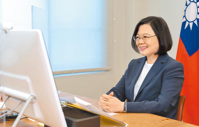 蔡英文总统接受日本「文艺春秋」月刊视讯专访。（总统府提供）