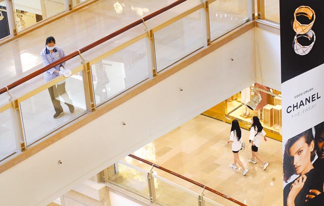 行政院研议推动五倍券。图为购物中心，逛街民眾仍不多。（范扬光摄）