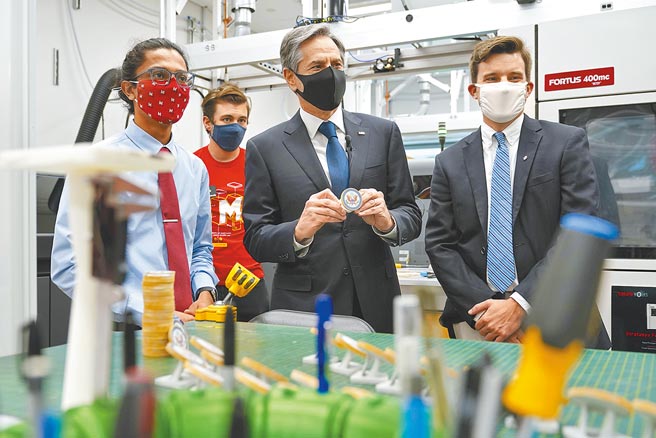 美国国务卿布林肯9日发表演说，呼吁向「国内」投资，以使美国保住全球领先地位。他表示，投资美国国内基础设施，将使美国保持和增强全球竞争力与影响力，并从实力地位推展外交，同时能够有效驳斥中俄等国政府所谓的「美国衰退论」。（美联社）