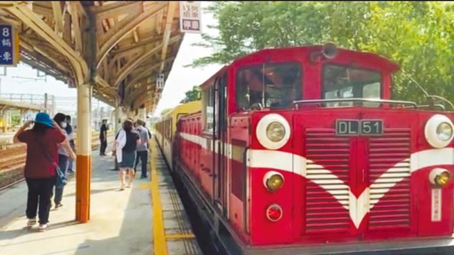 因疫情三级警戒停驶2个多月后，阿里山号对号列车10日上午9点从嘉义车站出发，共有26名游客搭乘。（林铁及文资处提供／张亦惠嘉县传真）