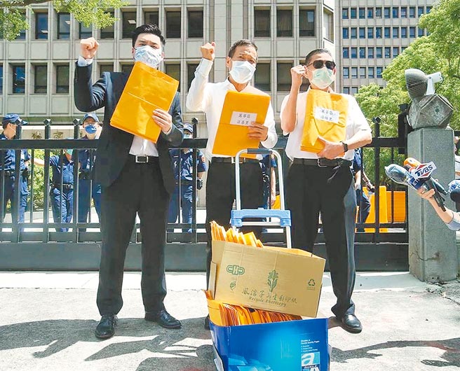 罢免林昶佐团体领衔人郑大平（右）、执行长锺小平（中）日前送连署书至中选会，力拚年底的罢免公投。（本报资料照片）