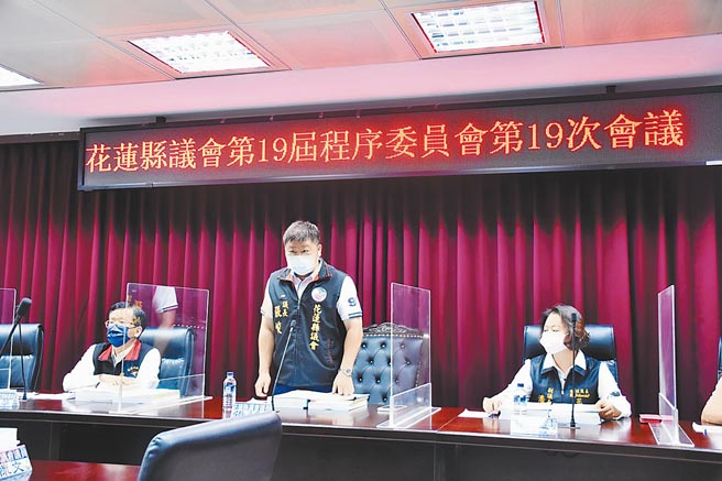 議長張峻（中）認為縣府徵收礦石稅仍有適法疑慮，裁定「退回」，縣府代理祕書長張逸華（左）錯愕。（花蓮議會提供／王志偉花蓮傳真）