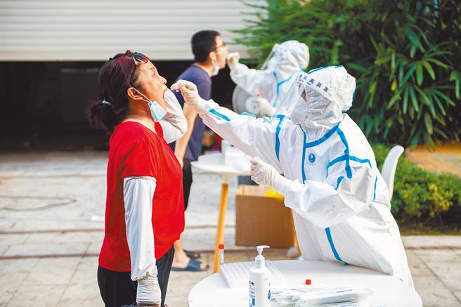 大陆9日新增新冠本土确诊108例，其中江苏50例、河南37例（均从无症状感染者转确诊）、湖北15例、湖南6例。图为医护人员为湖南省张家界市永定区的居民进行核酸检测取样。 （新华社）