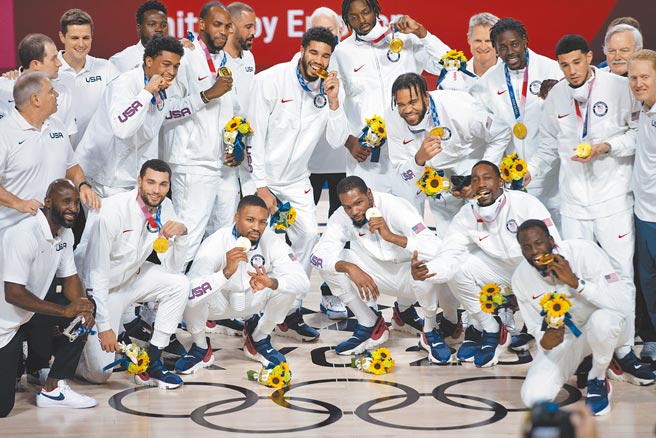 图为东京奥运会男篮颁奖仪式，美国队夺得冠军。（新华社）