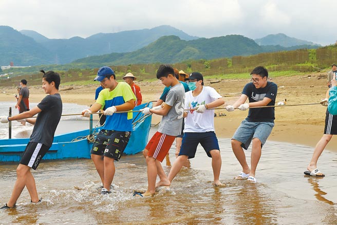 板桥国中带领学生体验牵罟传统渔捞技艺，引发孩子保护海洋土地、爱护生态的热情，获得校园教育执行成果评比特优。（教育局提供／陈慰慈新北传真）