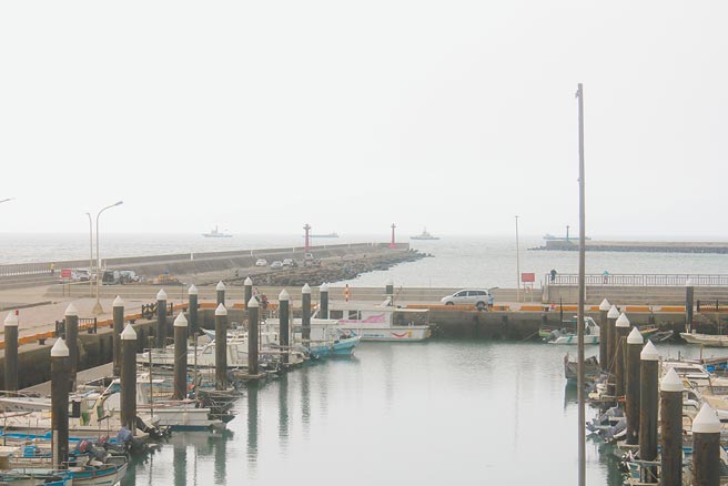 桃園區漁會不滿大潭電廠清淤工程的運泥船行經漁港周遭，嚴重影響漁民海上作業，將發動抗議。（蕭靈璽攝）