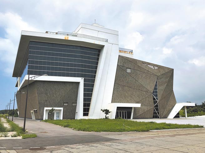 座落在梧栖渔港公园旁的台中海洋生态馆，歷经3任市长，工程兴建长达10年来，被外界抨击是「蚊子馆」。（陈世宗摄）