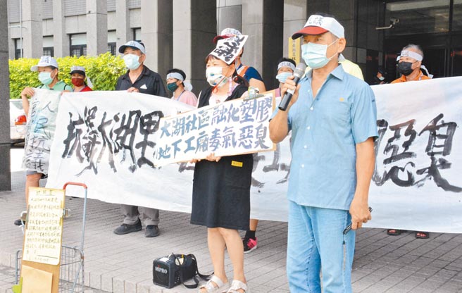 屏东市大湖里民黄胜泉（前排右）怀疑妻子癌逝与工厂污染有关，因此出面向屏县府陈情。（林和生摄）
