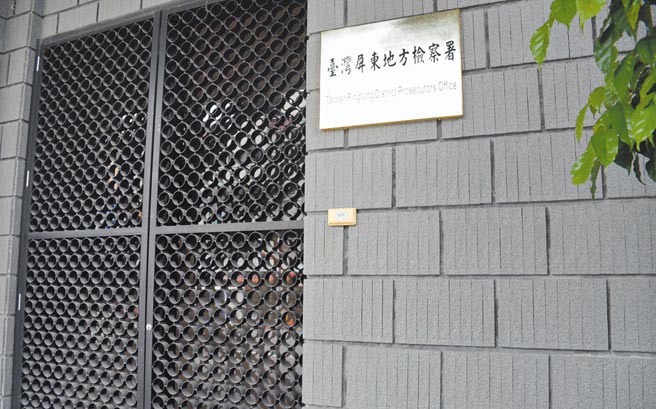 屏检侦办枋寮乡採购弊案，4名被告10日经法院裁定交保，检察官将研议是否提起抗告。（林和生摄）