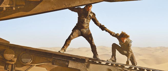 提摩西夏勒梅（右）在《沙丘》中有不少動作場面。（華納兄弟提供）