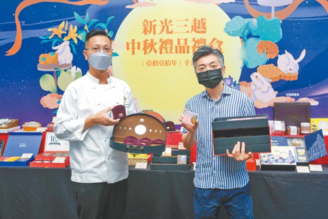 新光三越独家联名初登场月饼礼盒，MUME主厨林泉（右）拿「MUME茶月和鸣礼盒」1880元，限量2000盒；雅阁中餐厅主厨张国邦（左）拿「台北文华东方酒店雅阁手工月饼礼盒」2380元，限量500盒。（吴松翰摄）