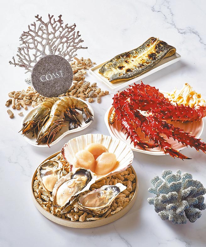 新光三越独家初登场，COAST经典泰酱烧烤组3880元，精选帝王蟹、草虾、干贝、生蚝等，500组。（新光三越提供）