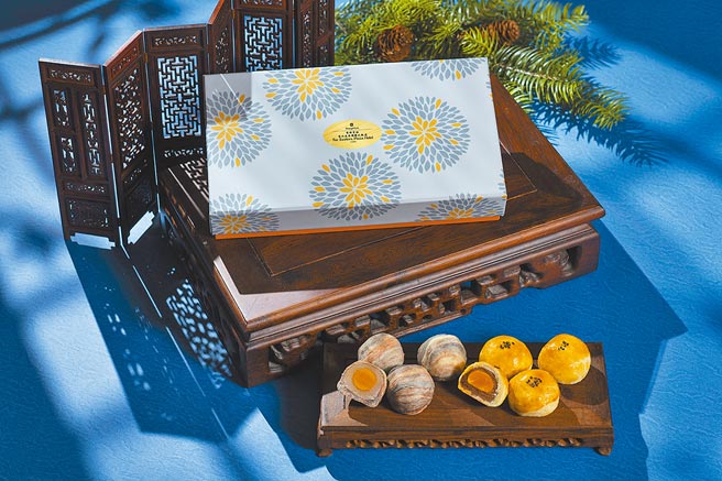 远百独家「香格里拉台北远东国际大饭店香传花韵蛋黄酥礼盒」，880元。（远百提供）