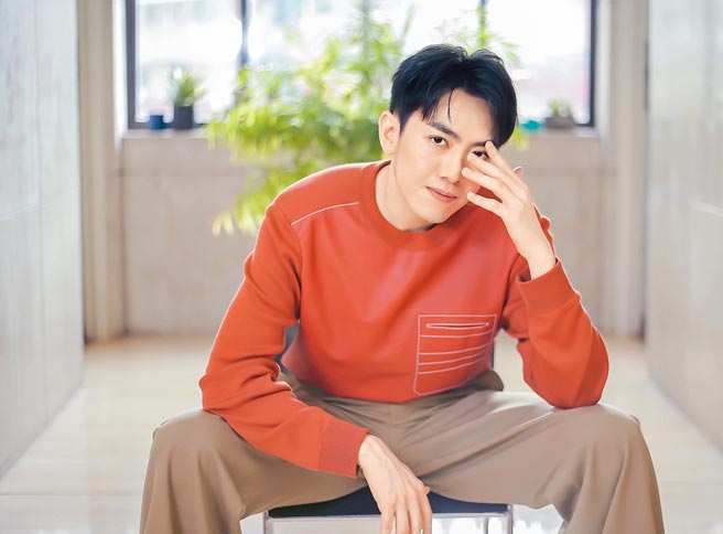 李友廷入围金曲新人，心情兴奋。（服装提供／BERLUTI‧摄影／粘耿豪）