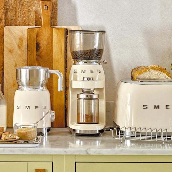 beyond beyond「SMEG」定量磨豆机，原价1万5900元、特价1万3900元，独家加赠精品咖啡豆2包（半磅/包）及清洁毛刷1只。（比漾广场提供）