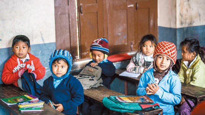 因为疫情，我们在尼泊尔村落设计了「站点教学」，安排老师与学生到户外上课。（远山呼唤提供）